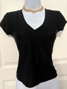 color Black V-neck shirt